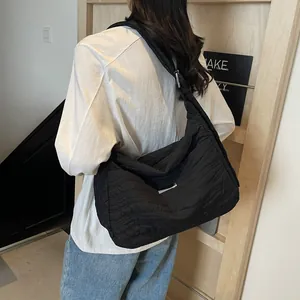 Sac fourre-tout matelassé noir à large bandoulière et grande capacité au style chic