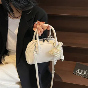Borsa a mano Boston bianca motivo litchi con ciondolo a cuore in pizzo e tracolla