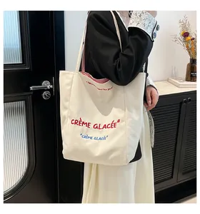 Détail de la broderie 'CRÈME GLACÉE' sur un grand sac cabas en toile robuste