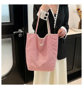 Détail du grand sac cabas en toile rayée avec écusson brodé et texte lucky