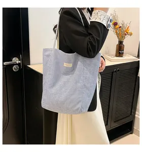 Détail du grand sac cabas à rayures bleues et blanches avec étiquette tissée