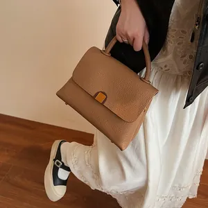 Sacoche élégante marron chameau à texture litchi avec boucle dorée pour femmes