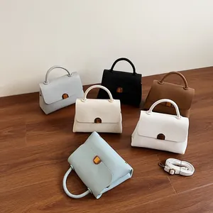 Sac à main en cuir à motif litchi avec poignée arquée et bandoulière en six coloris