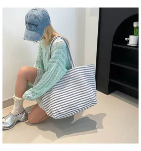 Détail du grand sac cabas en toile à rayures avec broderie pour les trajets estivaux