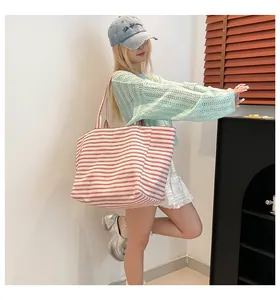 Détail du grand sac cabas en toile à rayures rouges et blanches avec ses doubles anses