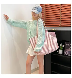 Détail d'un grand sac fourre-tout en toile à rayures rouges et blanches style décontracté