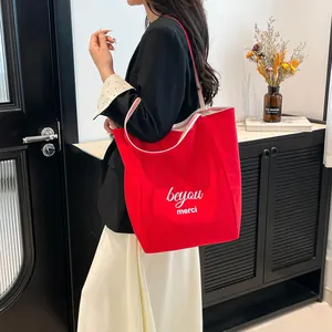 Grand sac cabas rouge en toile avec broderie blanche et bretelles rayées pour femme