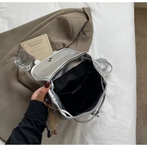 Dettagli interni della borsa tote argento con chiusura a coulisse e fodera morbida
