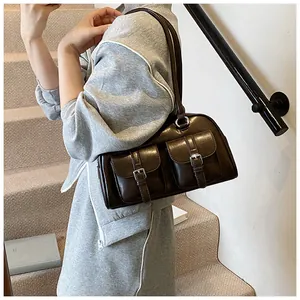 Borsa a spalla marrone scuro in ecopelle con doppie tasche frontali e fibbie