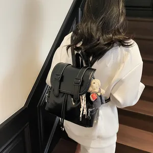 Zaino da donna nero in ecopelle capiente con ciondolo a forma di orsetto per il pendolare