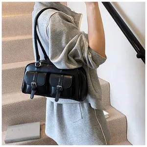 Borsa Boston vintage nera indossata come sottospalla con doppie tasche frontali
