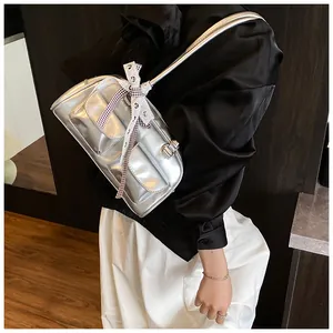 Detail van zilveren metallic PU-schoudertas met geruit lint en dubbele klepzakken