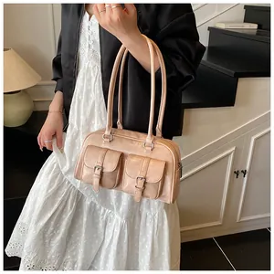 Dettaglio borsa a spalla rosa cipria in ecopelle con fibbie argentate e tasche frontali