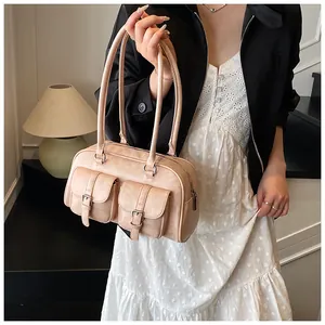 Dettaglio della borsa a spalla rosa antico con due tasche frontali e pelle PU opaca