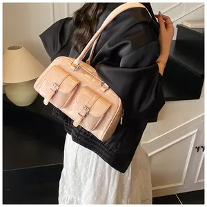 Dettaglio della borsa a spalla in pelle beige con tasche cargo e fibbie utilitarie