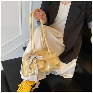 Detail van gele vintage PU-leren bowlingtas met klepzakken en een decoratief lint