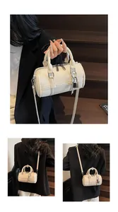 Dettaglio borsa Boston bianca trama litchi con finiture argentate e lucchetto decorativo
