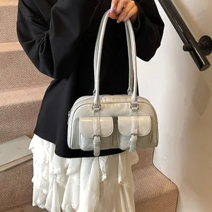 Borsa a spalla metallizzata argento con doppie tasche e design vintage stile Y2K