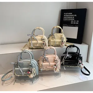Plusieurs mini sacs bowling avec nœuds, bordures en dentelle et perles