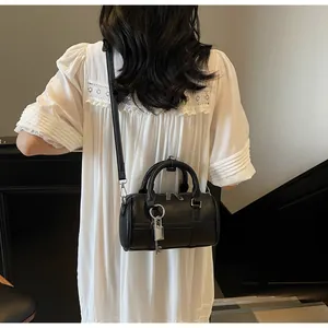 Dettaglio della borsa Boston in pelle martellata nera con lucchetto d'argento e anelli