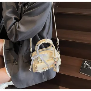 Détails d'un sac à main crème élégant avec dentelle et ruban noué sur la poignée