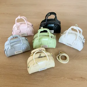 Mini sacs bowling minimalistes en six couleurs pastel sur fond de bois clair