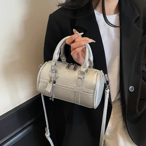 Borsa a bauletto in pelle argentata con doppio manico e charm a lucchetto in metallo