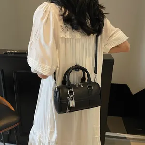Borsa bowling minimalista in pelle litchi nera con lucchetto d'argento e tracolla lunga