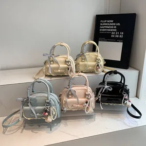 Mini sac Boston chic avec nœud et dentelle en plusieurs couleurs sur des marches
