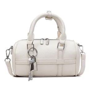 Elegante borsa da bowling in pelle bianco crema con lucchetto argento e tracolla rimovibile