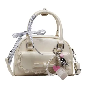 Sac à main beige chic avec nœud, dentelle, ruban et breloque en perles, mode 2025