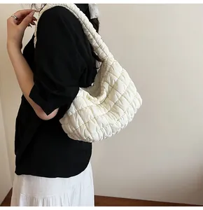 Detalle de la textura acolchada suave y el relleno de algodón blanco del bolso de hombro