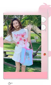 Détail d'un sac cabas en toile bleue avec motif chat de dessin animé et bordure rose