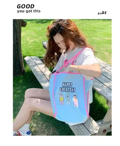 Photo lifestyle d'un sac cabas en toile bleu clair avec des motifs mignons