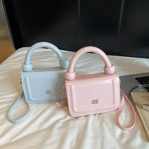 Minimalistische PU Lederen Kleine Vierkante Tas Vrouwen Trendy Niche Ontwerp Handtas Crossbody Tas Met Rond Baldetail Afneembare Schouderriem Mode Messenger Bag