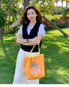 Détail d'un sac cabas en toile orange vif avec des motifs d'animaux Happy Everyday