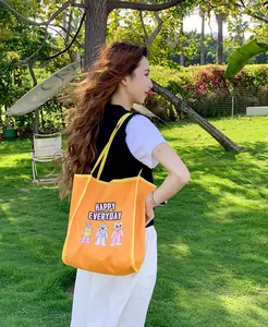 Détail du sac cabas en toile jaune avec animaux de dessin animé mignons et texte Happy Everyday