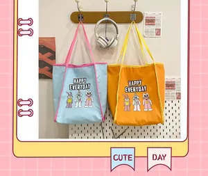 Détail de sacs cabas en toile avec motifs lapins et chats dans un décor intérieur douillet