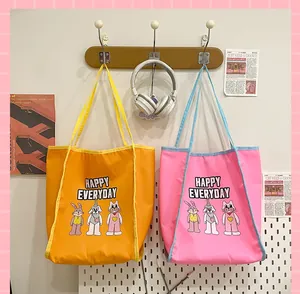 Détail de sacs fourre-tout colorés avec animaux de dessin animé en rose et orange