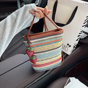Sac Seau en Paille Tissée à Rayures Colorées pour Femmes Plage Été Vacances Sac à Bandoulière Pendentifs Fraise Cuir Brun