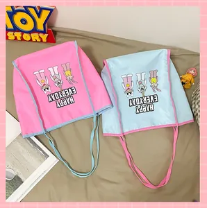 Détail de sacs fourre-tout en nylon rose et bleu avec de mignons imprimés animaux