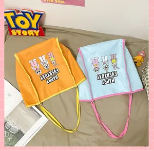 Détail du grand sac cabas en nylon avec motifs animaux mignons et texte happy everyday