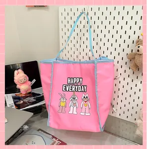 Gros plan détaillé du sac cabas en nylon rose avec motifs de lapins mignons sur panneau