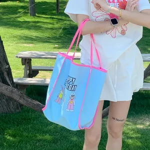Grand sac cabas en toile bleu ciel avec anses roses et motifs d'animaux mignons de dessin