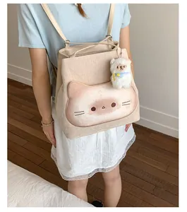 Detail eines cremefarbenen Cord-Rucksacks mit Katzenmotiv und süßem Alpaka-Plüsch-Anhänger
