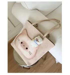 Draufsicht beige Tragetasche mit rosa Katzenmotiv und flauschigem Bärenanhänger Deko