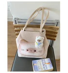 Detail der beigen Fleece-Tasche mit rosa Katzenprint und süßem Bären-Schlüsselanhänger