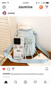 Detalle de bolso bandolera azul claro con bolsillo de lazo y compartimento móvil