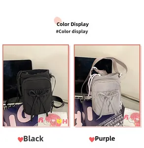 Détails des sacs bandoulière noir et violet avec cordon de serrage et nœud papillon