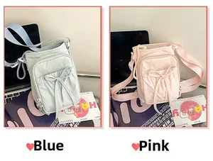 Double vue de sacs à bandoulière bleu et rose avec détails de nœuds coulissants